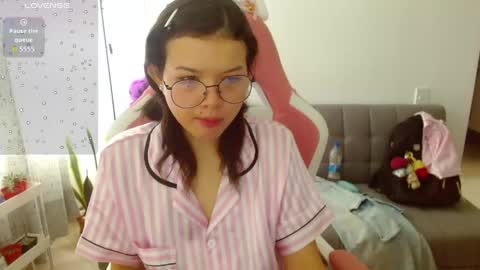 Snapshot of azu_chan chatting on 6, 6, 2026 Azu online show from 6, 6, 2026