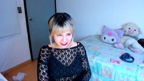 Snapshot of azu_moure chatting on 11, 12, 2024 Azu Moure online show from 11, 12, 2024