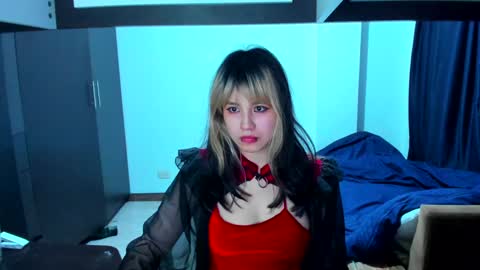 Snapshot of azu_moure chatting on 12, 1, 2025 Azu Moure online show from 12, 1, 2025