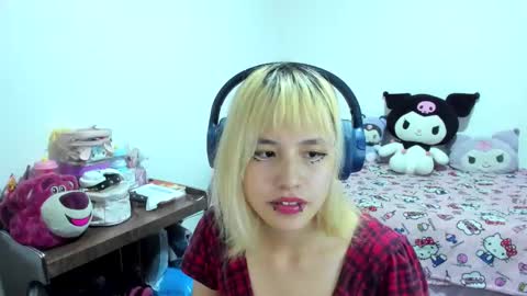 Snapshot of azu_moure chatting on 12, 9, 2025 Azu Moure online show from 12, 9, 2025