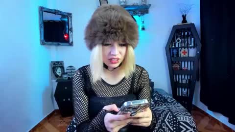 Snapshot of azu_moure chatting on 3, 10, 2025 Azu Moure online show from 3, 10, 2025