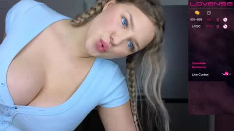 Snapshot of b_e_l_l_a__t_r_i_x chatting on 2, 12, 2024 Bella Wooowww online show from 2, 12, 2024