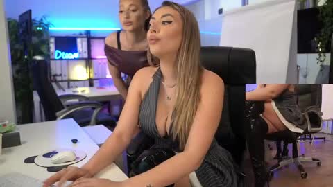 Olivia and Lexi online show from 22, 4, 2026