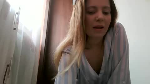 Snapshot of baby_blondee chatting on 18, 1, 2026 Baby Blonde online show from 18, 1, 2026