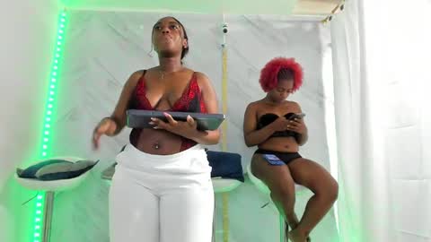 Snapshot of badgirls_000 chatting on 4, 2, 2025 candy and dayan online show from 4, 2, 2025