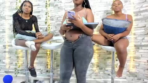 Snapshot of badgirls_000 chatting on 1, 3, 2025 candy and dayan online show from 1, 3, 2025