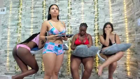 Snapshot of badgirls_000 chatting on 12, 3, 2025 candy and dayan online show from 12, 3, 2025