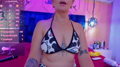 Snapshot of beauty_milf4 chatting on 12, 1, 2025 Chantall online show from 12, 1, 2025