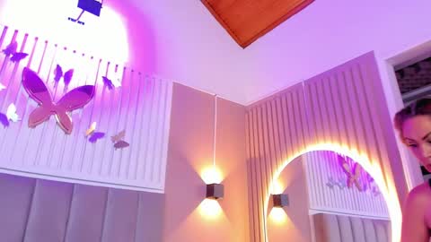 Snapshot of beauty_milf4 chatting on 17, 1, 2025 Chantall online show from 17, 1, 2025