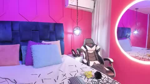 Snapshot of beauty_milf4 chatting on 14, 9, 2025 Chantall online show from 14, 9, 2025
