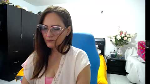 Snapshot of bella_ghisell chatting on 8, 10, 2025 Bella online show from 8, 10, 2025