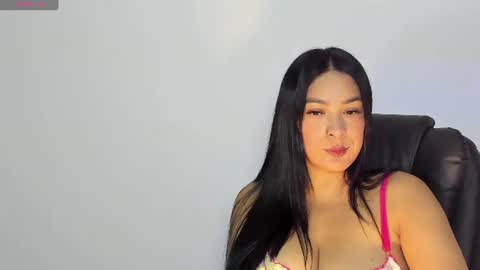 Snapshot of bella_hadid1_ chatting on 28, 7, 2026 Laura online show from 28, 7, 2026