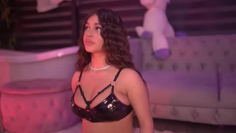 Bella online show from 5, 12, 2025