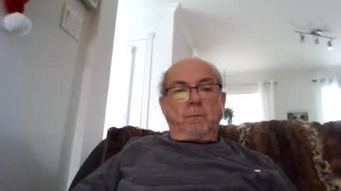 Snapshot of bernard1102 chatting on 18, 12, 2024 bernard1102 online show from 18, 12, 2024
