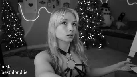 Snapshot of bestblondiiecb chatting on 2, 1, 2025 Chloe Next stream on Friday online show from 2, 1, 2025