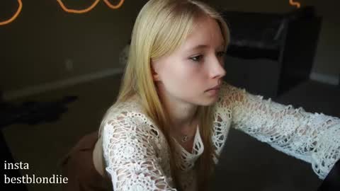 Snapshot of bestblondiiecb chatting on 21, 2, 2025 Chloe Next stream on Friday online show from 21, 2, 2025