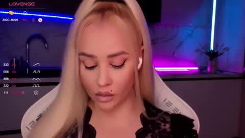 Snapshot of blond_diamond chatting on 13, 10, 2025 Lana online show from 13, 10, 2025