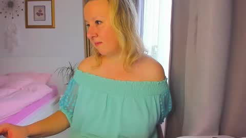 Snapshot of blonde_angel20 chatting on 10, 1, 2025 Nicole online show from 10, 1, 2025
