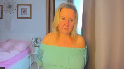 Snapshot of blonde_angel20 chatting on 20, 1, 2025 Nicole online show from 20, 1, 2025