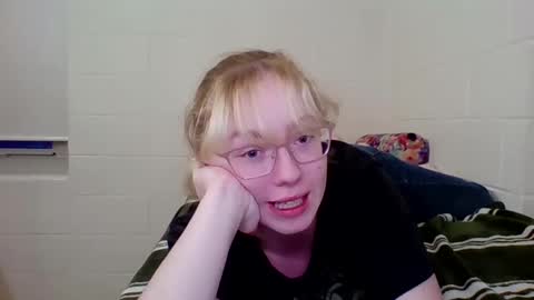 Snapshot of blonde_katie chatting on 3, 2, 2025 Katie online show from 3, 2, 2025
