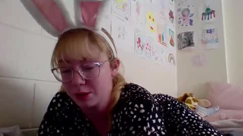 Snapshot of blonde_katie chatting on 5, 4, 2026 Katie online show from 5, 4, 2026