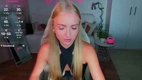 Snapshot of blonde_vibe chatting on 7, 7, 2026 Nessa online show from 7, 7, 2026