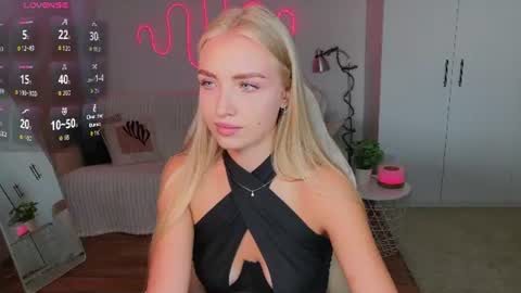 Snapshot of blonde_vibe chatting on 17, 7, 2026 Nessa online show from 17, 7, 2026