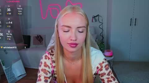 Snapshot of blonde_vibe chatting on 31, 7, 2026 Nessa online show from 31, 7, 2026