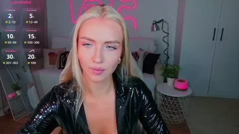 Snapshot of blonde_vibe chatting on 4, 8, 2026 Nessa online show from 4, 8, 2026