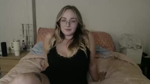 Snapshot of blondeandbent chatting on 10, 10, 2025 Your Big Titty Baby online show from 10, 10, 2025