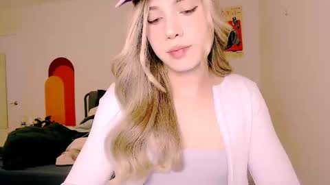Snapshot of blondetwinkcum19 chatting on 18, 12, 2025 zoey madisson 3 online show from 18, 12, 2025