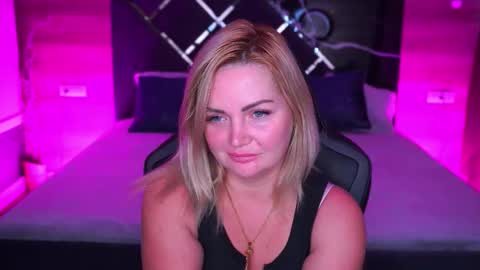 Snapshot of blondeviva chatting on 2, 10, 2025 Blonde online show from 2, 10, 2025