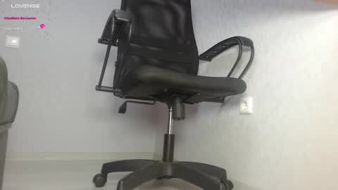 Im Di. I smell naked even when Im dressed. online show from 4, 3, 2025