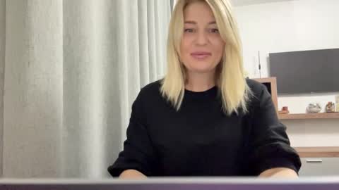 blondie_xoxoxo online show from 9, 9, 2025