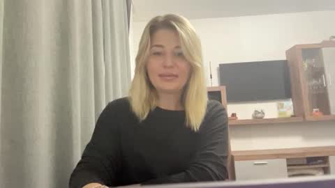 blondie_xoxoxo online show from 10, 9, 2025