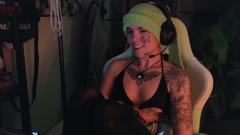 Snapshot of bluedweeb chatting on 12, 1, 2025 Blue online show from 12, 1, 2025