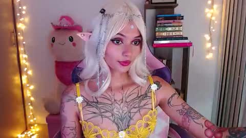 Snapshot of bluee_v chatting on 7, 5, 2026 Im Abril .. Nice to meet you thumb up me please its important INDEPENDENT MODEL online show from 7, 5, 2026