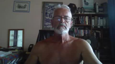 Snapshot of bobbgud chatting on 12, 4, 2026 Bobbgud online show from 12, 4, 2026