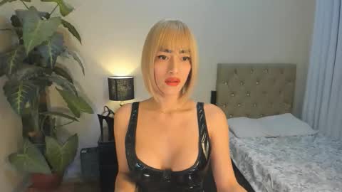 bombshelllaurax online show from 20, 12, 2025