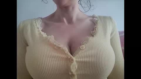 Bouncy Queen Majesty online show from 10, 6, 2026