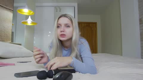 Amina Adelina online show from 13, 1, 2025