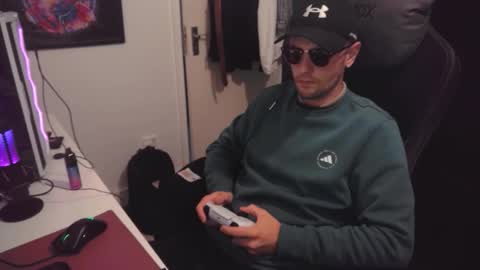 Snapshot of britishbigdick_ chatting on 22, 9, 2025 britishbigdick_ online show from 22, 9, 2025