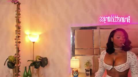 Snapshot of brunettklaryss chatting on 6, 2, 2026 Brenda online show from 6, 2, 2026