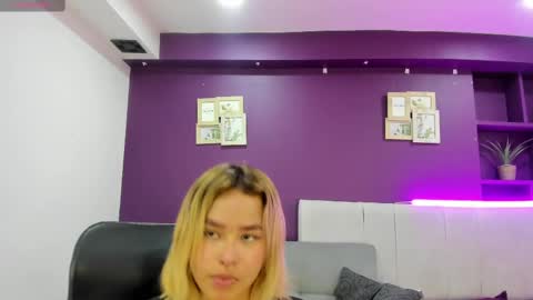 Snapshot of camiilaglow chatting on 17, 9, 2025 CamiilaGlow online show from 17, 9, 2025