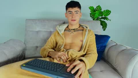 Snapshot of camilo_xcam chatting on 8, 10, 2025 CAMILO online show from 8, 10, 2025
