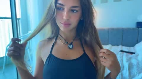 Snapshot of canikissyou_ chatting on 30, 11, 2025 Caroline online show from 30, 11, 2025