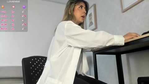 Snapshot of caroline_dh chatting on 22, 9, 2025 Caroline online show from 22, 9, 2025