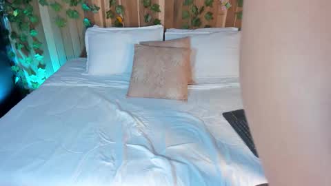 Snapshot of carolineejoness chatting on 2, 2, 2026 Caroline online show from 2, 2, 2026