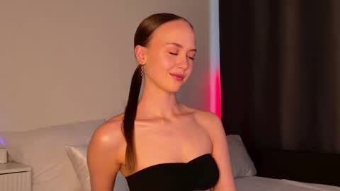 Caroline Porton online show from 15, 4, 2026