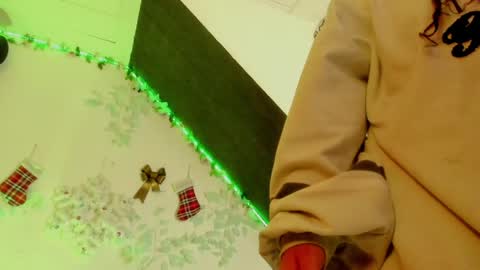 Cata green model independient online show from 13, 12, 2024